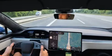 影／特斯拉Model S Plaid飆時速286公里　後輪突爆胎失控撞護欄！駕駛行車紀錄器影片瘋傳