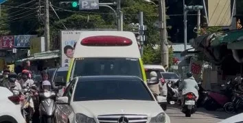 台中中清路口白色賓士車無視救護車在後 堅持等綠燈 網友氣炸怒批：音樂開太大？
