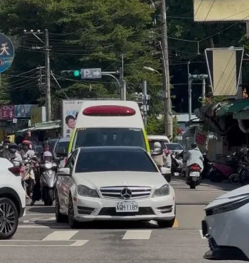 台中中清路口白色賓士車無視救護車在後 堅持等綠燈 網友氣炸怒批:音樂開太大?