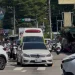 台中中清路口白色賓士車無視救護車在後 堅持等綠燈 網友氣炸怒批:音樂開太大?