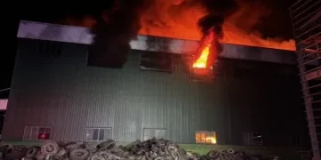 快訊／台南工廠深夜火警！廠房「全面燃燒」大批消防搶救中