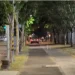 人行道當車道開!台中市區驚見汽車逼退行人 網友酸:練習 500 障礙?