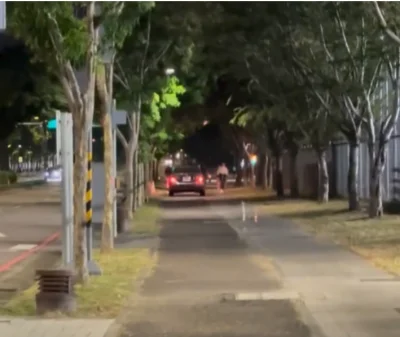 人行道當車道開!台中市區驚見汽車逼退行人 網友酸:練習 500 障礙?