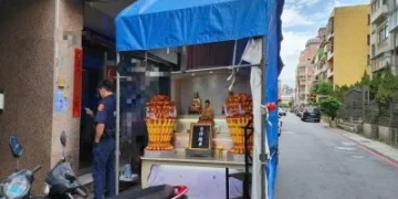 驚！桃園花店門口不給鄰居停車　老闆竟搭起像靈堂棚架