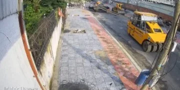 影／驚悚工安意外！越南工人施工遭撞倒「壓路機直接輾過」　當場身亡影片瘋傳