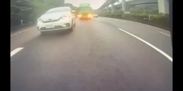 驚險畫面曝！國1北上泰山貨櫃車失控事故　小客車變換車道後險象環生
