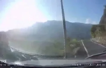 影／過彎失控掉100公尺深谷！印度駕駛山路撞電線桿墜崖　驚悚「第一視角畫面」瘋傳