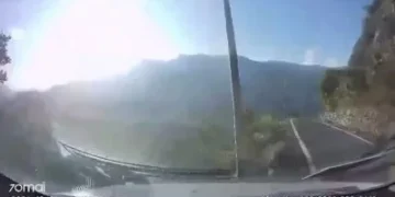 影／過彎失控掉100公尺深谷！印度駕駛山路撞電線桿墜崖　驚悚「第一視角畫面」瘋傳