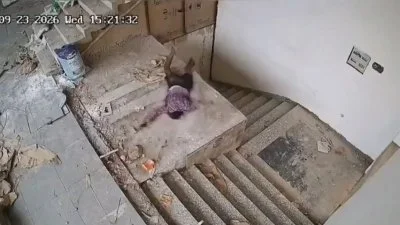 影/三樓粉刷突失衡!印度工人摔落「撞破木製平台再摔一樓」 當場身亡影片曝光