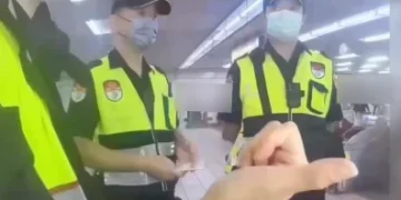 三個月內第二起！北捷忠孝新生捷運站女子被潑不明液體　警調監視器追緝中