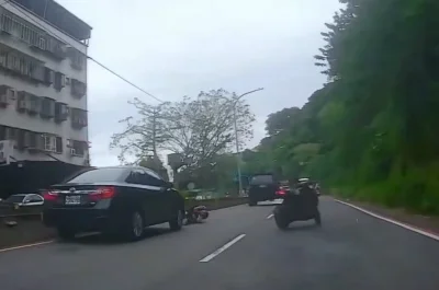撞擊畫面曝光!樹林區機車自摔再遭撞擊 騎士受傷意識不清送醫