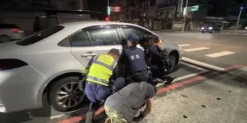 安全帽卡車底動不了！深夜無拖吊「人肉千斤頂」抬車解危