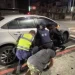 安全帽卡車底動不了!深夜無拖吊「人肉千斤頂」抬車解危