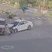 疑闖紅燈釀禍！　中壢路口兩車相撞再撞電線桿