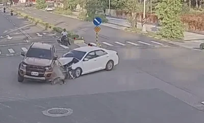 疑闖紅燈釀禍! 中壢路口兩車相撞再撞電線桿