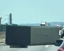 國道3號貨車車棚掉落車道！　 國道警調監視器追查涉案車輛