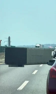 國道3號貨車車棚掉落車道! 國道警調監視器追查涉案車輛