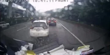 影／國1泰山車禍多角度行車紀錄器曝光！小客車匯入車道疑硬擠小貨車釀糾紛　切中線道急煞害貨櫃車折甘蔗