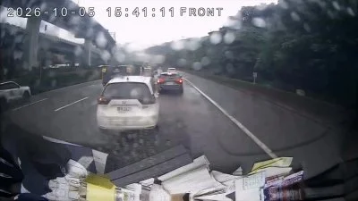 影/國1泰山車禍多角度行車紀錄器曝光!小客車匯入車道疑硬擠小貨車釀糾紛 切中線道急煞害貨櫃車折甘蔗