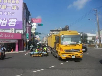 女騎士行進間突左偏「碰撞回收車」 屏東65歲婦頭部重創命危