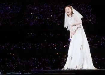 鄧紫棋182場巡演圓滿收官！驚爆「紐約秘婚」8年情升格人妻