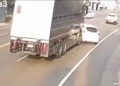 溪湖驚悚車禍!自小客車與大貨車擦撞 打轉衝對向車道再撞1車