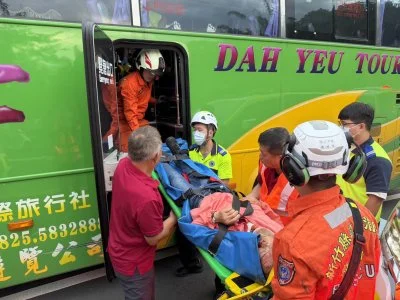 新竹北埔遊覽車撞民宅! 3人受傷送醫