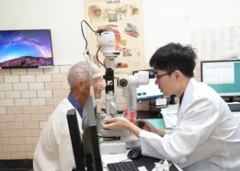 左眼「卡死」右眼「硬如石」 88歲翁白內障手術重拾雙眼視力