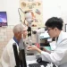 左眼「卡死」右眼「硬如石」 88歲翁白內障手術重拾雙眼視力