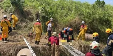 快訊／國3關廟段嚴重事故！拖板車翻落邊坡　駕駛受困2小時OHCA送醫