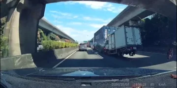 前車就在眼前！國1小貨車急煞仍撞貨櫃車　撞擊瞬間全被拍