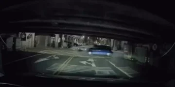 彰化中央路橋下驚險碰撞！機車雙載父女遭轎車撞飛　事故瞬間曝光