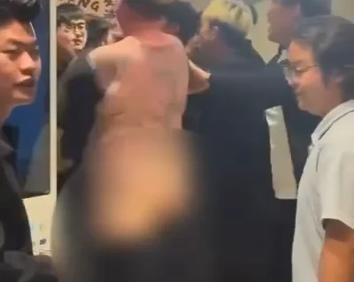 影/以為要大打出手!霸氣脫衣「褲子跟著滑落」當眾露屁股秒變搞笑片 當事人說明原因了