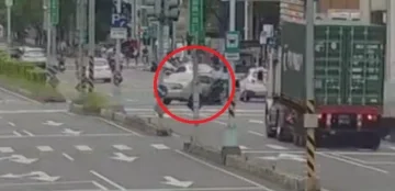 新店車禍母親骨折4歲兒內出血！　共乘機車與自小客車相撞送醫