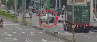 新店車禍母親骨折4歲兒內出血! 共乘機車與自小客車相撞送醫