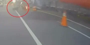 烏日機車被路邊強風吹起棚架帆布勾到摔車！　搭棚架未申請警方將開罰