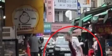 失控男文山區市場內揮刀咆哮！　警消到場制伏戒護就醫