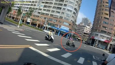 偷鷹架竟用機車載!61歲男「3支架1橫板」放腳踏墊 警一眼識破