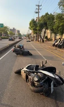 台中沙鹿台灣大道5機車連環追撞!6女騎士受傷 救護車急送醫