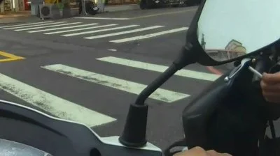 1支煙害逃亡13年破功!男子騎機車手叼香煙遭警攔查 通緝犯身分曝光