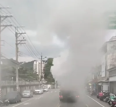 台中吊車一路冒煙民眾怒斥「臭死了!」 環保局:發函要求所有人改善