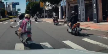 「手一舉就鬼切！」微型電動車從最右側橫跨2車道　汽車駕駛傻眼