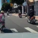 「手一舉就鬼切!」微型電動車從最右側橫跨2車道 汽車駕駛傻眼