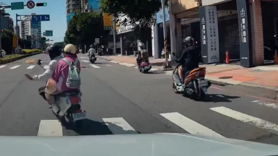 「手一舉就鬼切!」微型電動車從最右側橫跨2車道 汽車駕駛傻眼