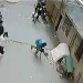 影/神救援!男童失足從2樓墜落 男子「衝上前徒手接住」驚險影片瘋傳