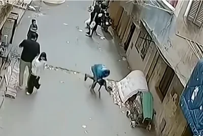 影/神救援!男童失足從2樓墜落 男子「衝上前徒手接住」驚險影片瘋傳