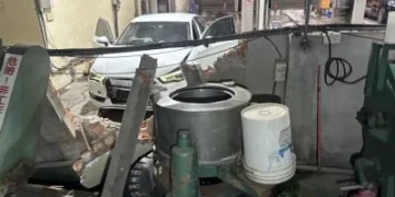 台中女駕駛洗車疑誤踩油門！轎車暴衝撞倒圍牆　驚人現場曝光