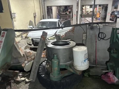 台中女駕駛洗車疑誤踩油門!轎車暴衝撞倒圍牆 驚人現場曝光