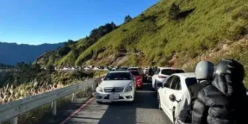 國慶連假武嶺爆塞！C300違停卡死200輛車　車主回應讓網友怒了