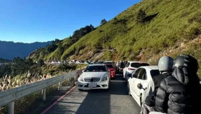 國慶連假武嶺爆塞!C300違停卡死200輛車 車主回應讓網友怒了